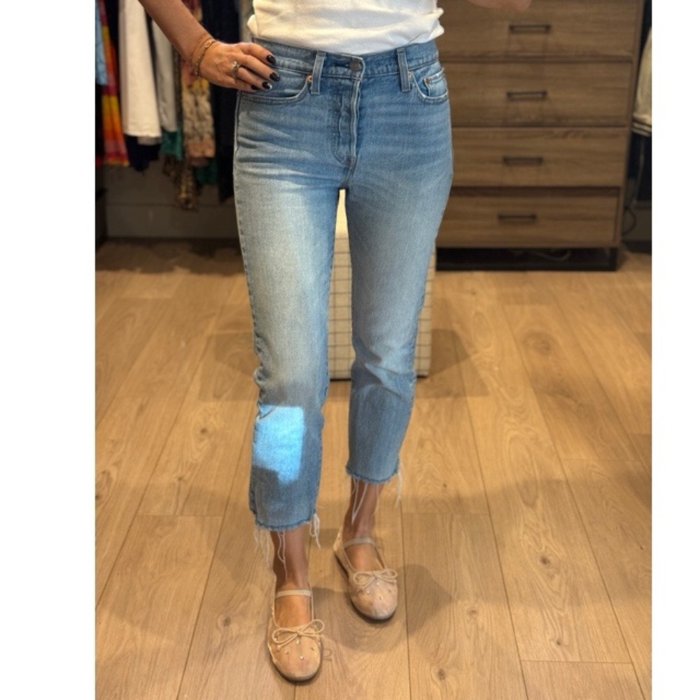 Levi’s wedgie crop. Frayed hem in a light wash.